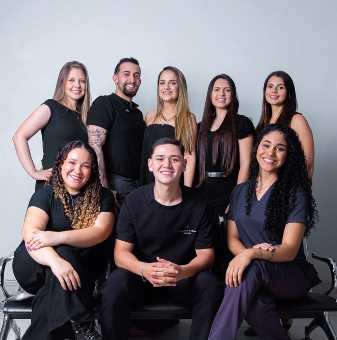 Equipe da Odonto Arens reunida na clínica